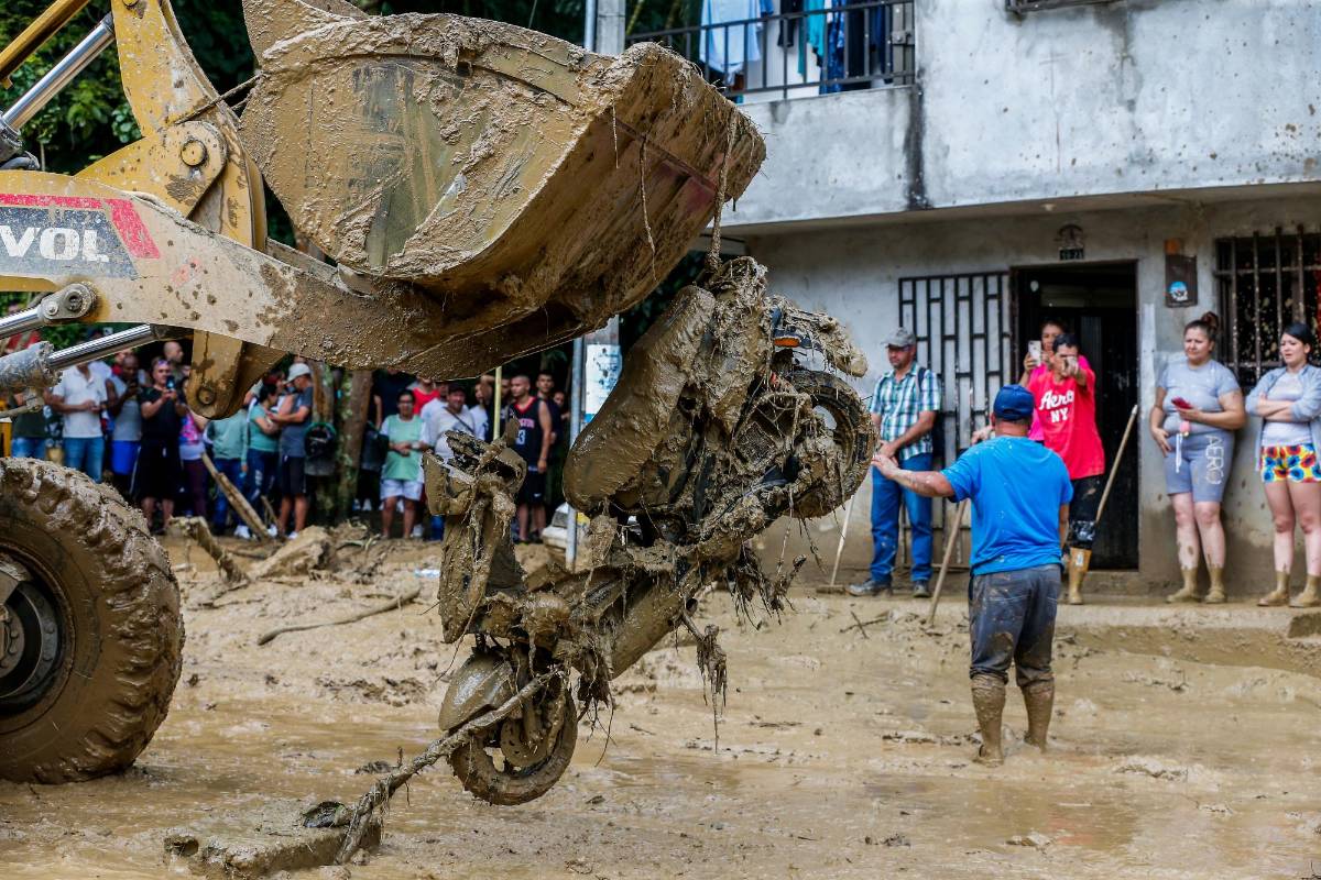 Las lluvias ocasionaron la ruptura de una tubería de agua ocasionando una avalancha de lodo que dejó daños y afectaciones a los habitante del barrio Villa Lía de Itagüí. Foto: Esneyder Gutiérrez 