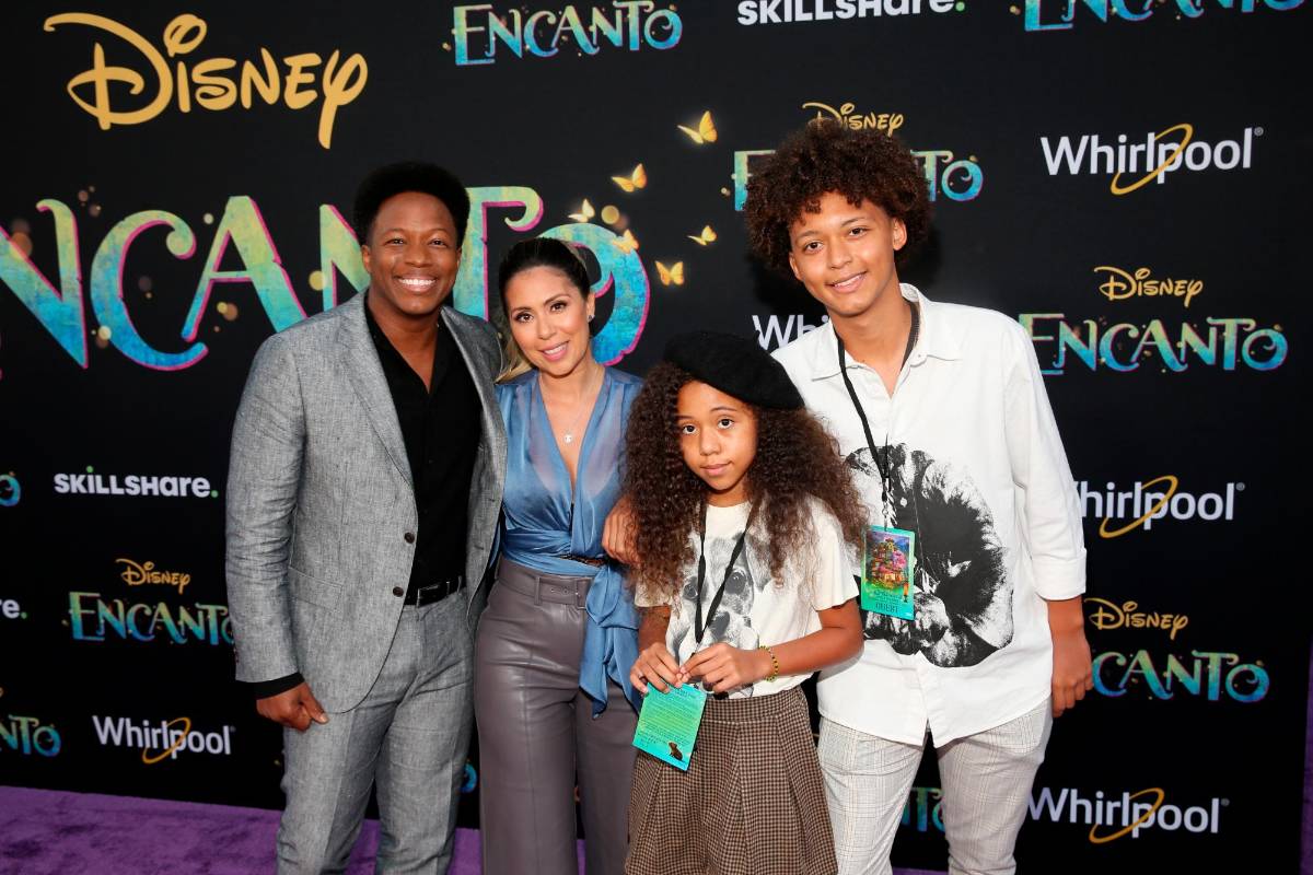 El salsero Mauro Castillo, que hace la voz de Félix en la película, acompañado por su familia en el Capitan Theatre, en Hollywood, California. FOTO Jesse Grant/Getty Images for Disney