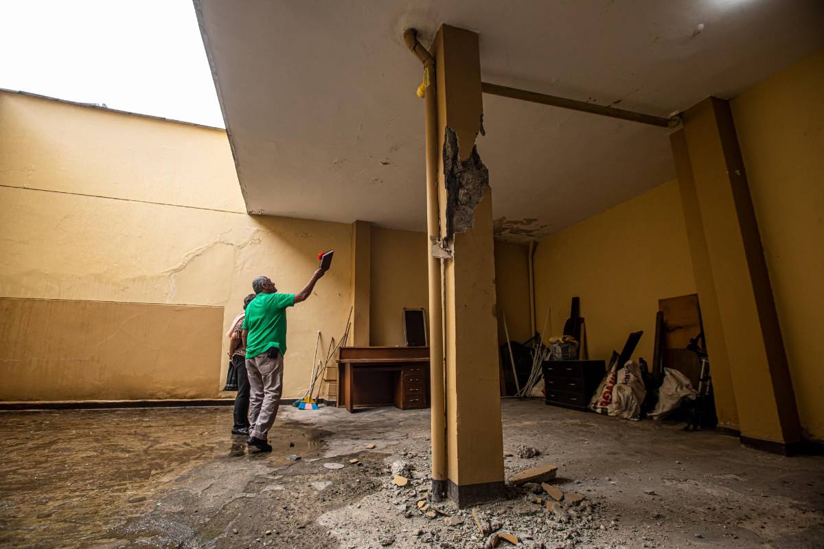 La buena noticia es que fue una columna que soporta un patio del segundo piso y no una de las columnas que configuran el edificio. Así que el ingeniero Correa considera viable repotenciar la edificación. FOTO CARLOS VELÁSQUEZ