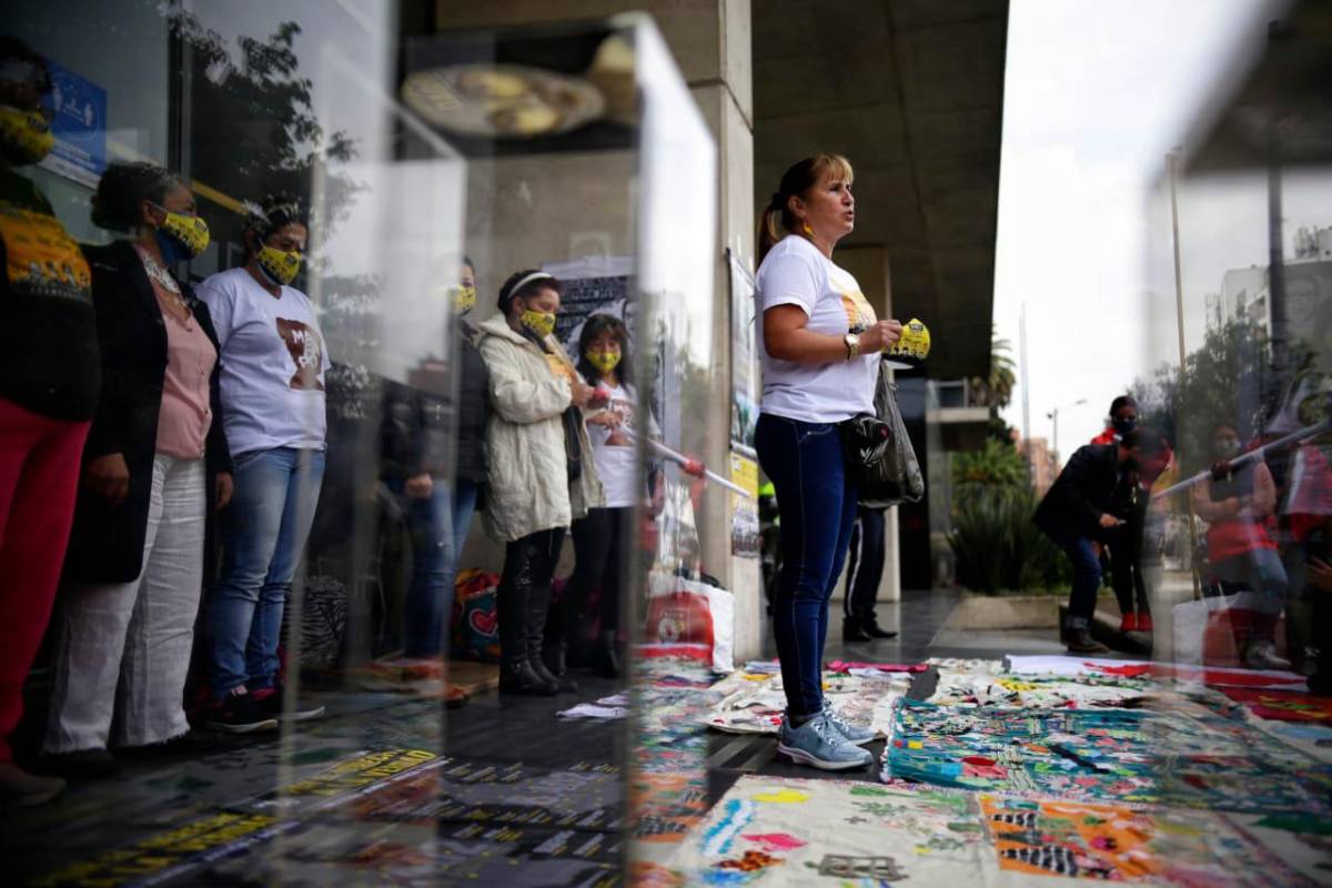El evento se realizó al frente del edificio donde se encuentra la sede de la JEP en Bogotá. Foto Colprensa, Sergio Acero