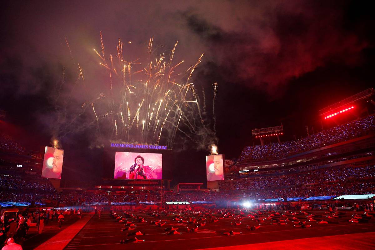 The Weeknd se sumó a una larga lista de artistas que han actuado en el Super Bowl: Michael Jackson, Madonna, Lady Gaga, Coldplay, Katy Perry, Shakira y Jennifer López, estas dos últimas se presentaron el año anterior. FOTO EFE