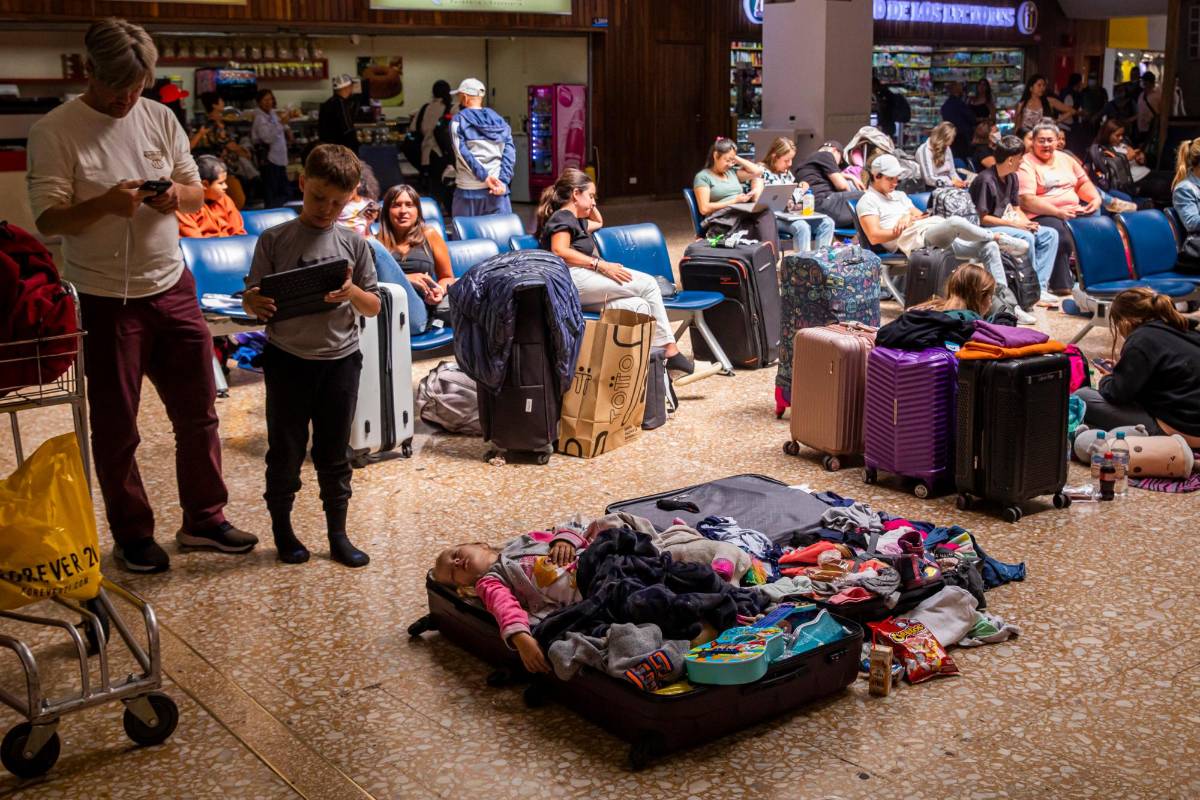 Las protestas se producen cumplidas más de doce horas de que iniciaran las afectaciones por la suspensión, lo que ha generado que decenas de afectados pasaran la noche en el aeropuerto. Foto: Carlos Velásquez