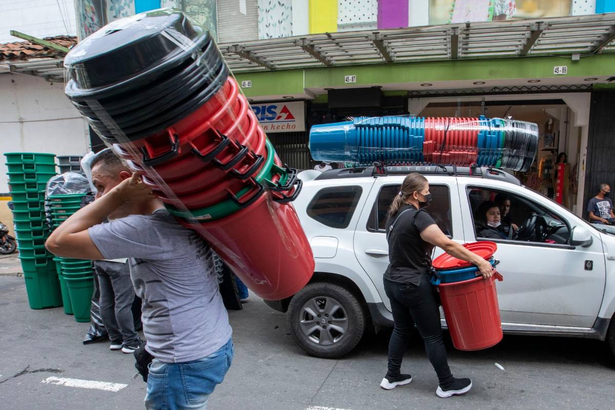 Desde el pasado miércoles 16 de marzo las ventas de canecas y baldes se dispararon en la ciudad. Foto: Edwin Bustamante