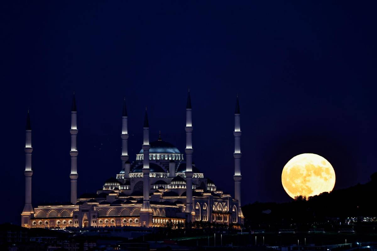 Istanbul, Turquia. los astrónomos aseguran que se podrá ver una luna más brillante de lo habitual durante toda la semana. Foto: Getty