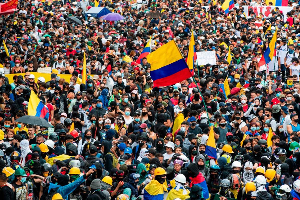 Al cumplirse un mes desde el inicio del Paro Nacional, Medellín vivió una nueva jornada de marchas. Foto: Jaime Pérez