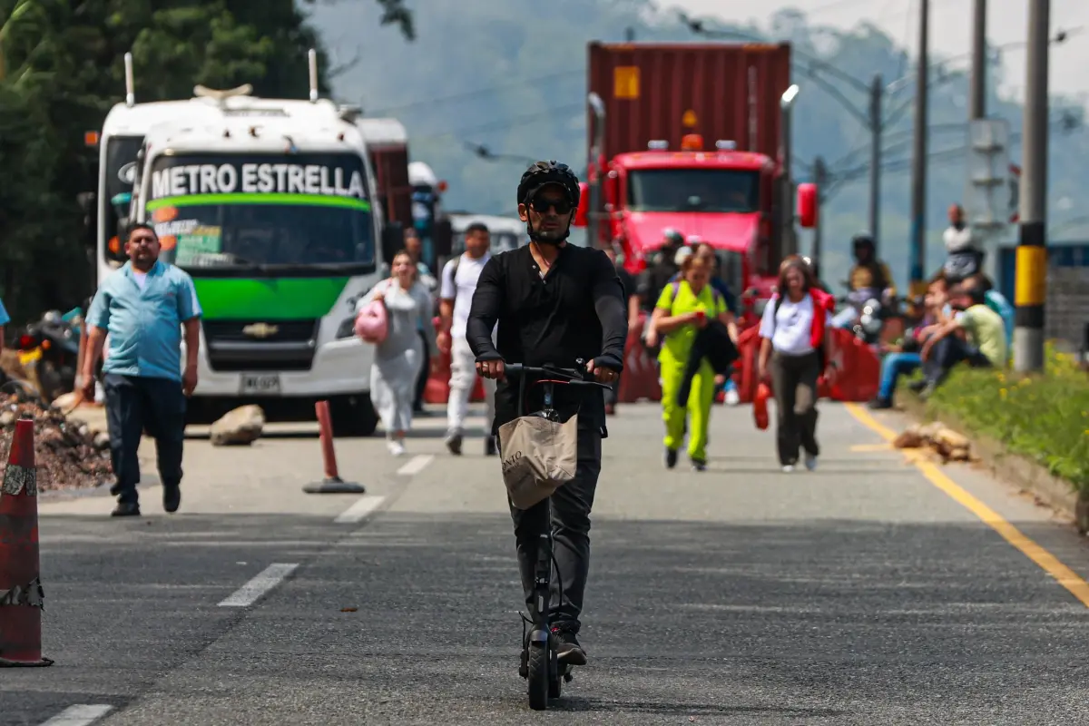 La frustración y la incertidumbre han sido los protagonistas de la jornada, con conductores y pasajeros enfrentando largas esperas y retrasos considerables. Foto: Manuel Saldarriaga Quintero.