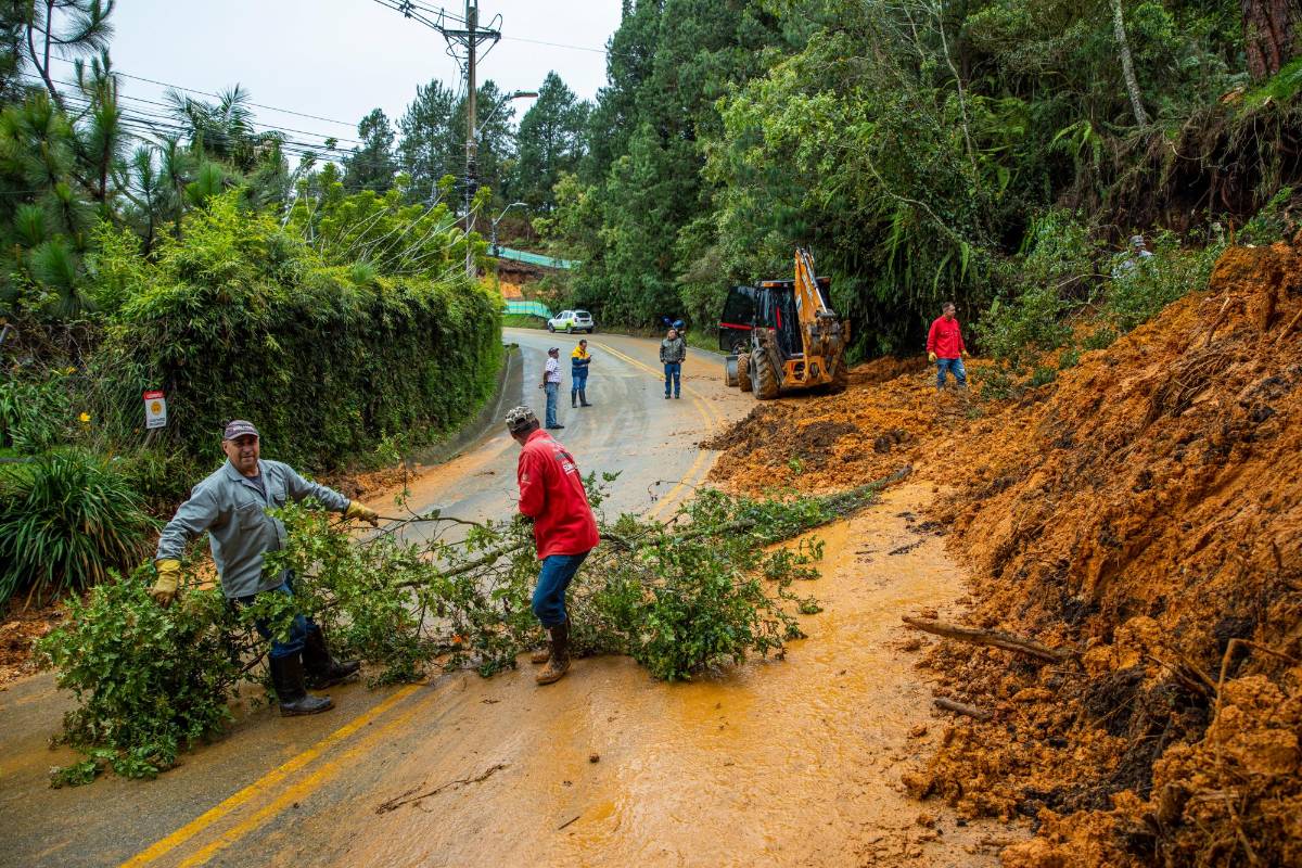  Un deslizamiento, debido a la saturación del suelo por las altas precipitaciones, tiene afectadas las operaciones de la vía que conduce a El Escobero, en el municipio de Envigado. Foto: Carlos Velásquez