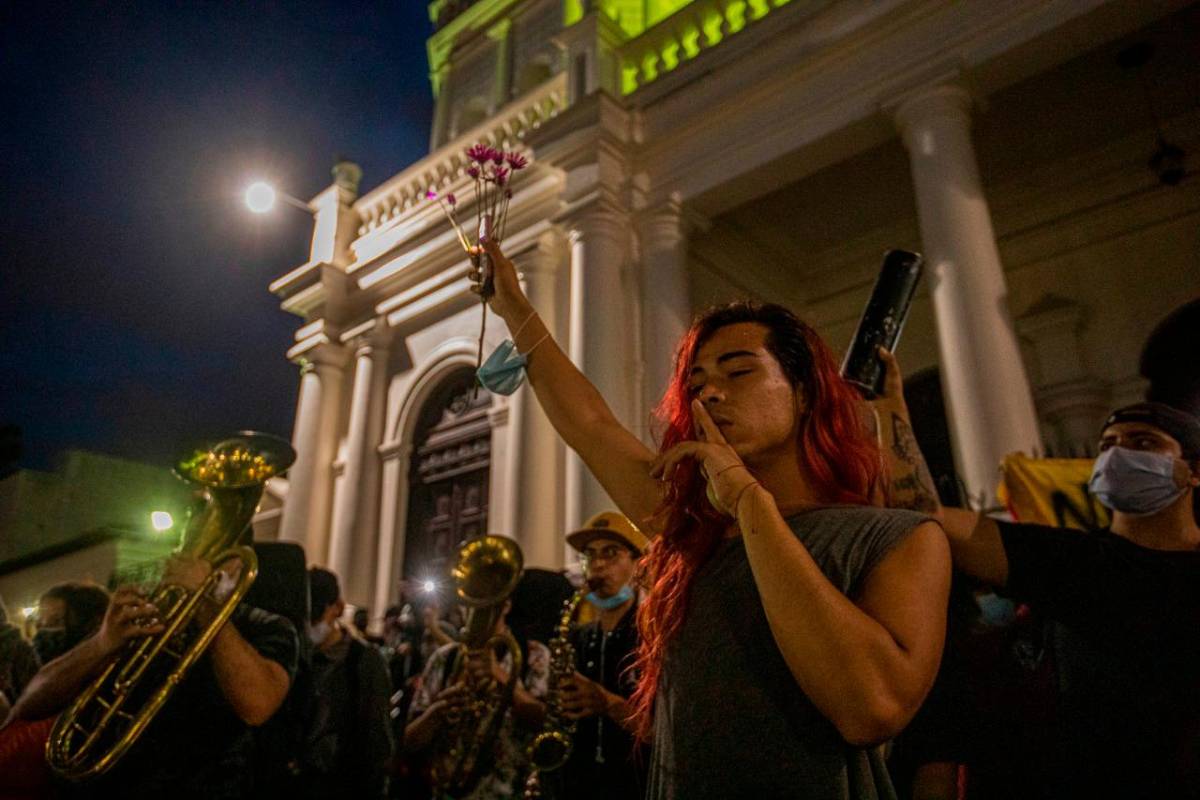 La marcha que salió desde Ciudad del Río, en Medellín, ya llegó al Parque de Envigado, donde múltiples ciudadanos encienden velas y cantan arengas en compañía de varios músicos que también participan de la jornada. Foto Carlos Velásquez
