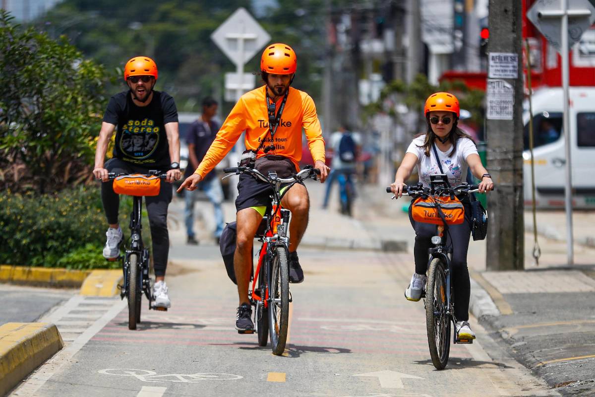 Muchos turistas internacionales y nacionales, pueden tener la experiencia de conocer la ciudad de Medellín en bicicleta. Foto Manuel Saldarriaga