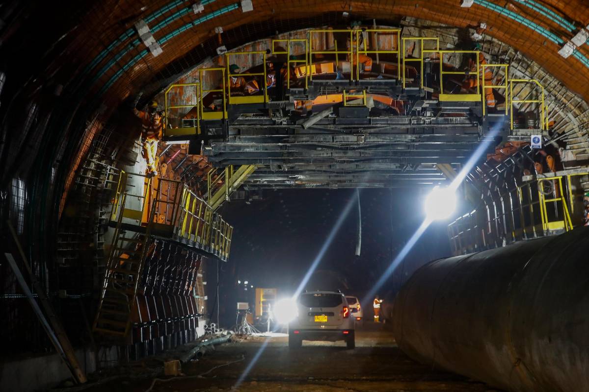 Ahora se comienza con los trabajos de pavimentación de toda la vía interna del túnel. Foto Manuel Saldarriaga