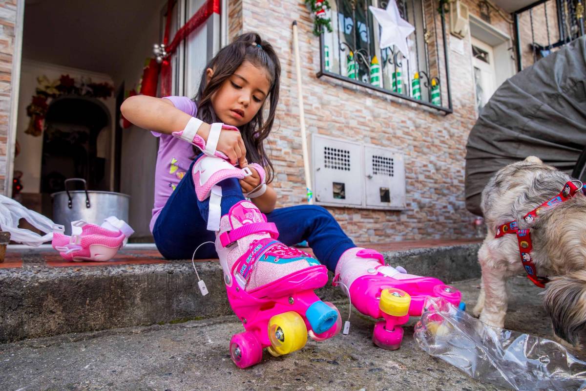 En el barrio Castilla los niños también disfrutaron sus regalos navideños. Los patines siguen siendo otro infaltable para muchos. Foto: Carlos Velásquez