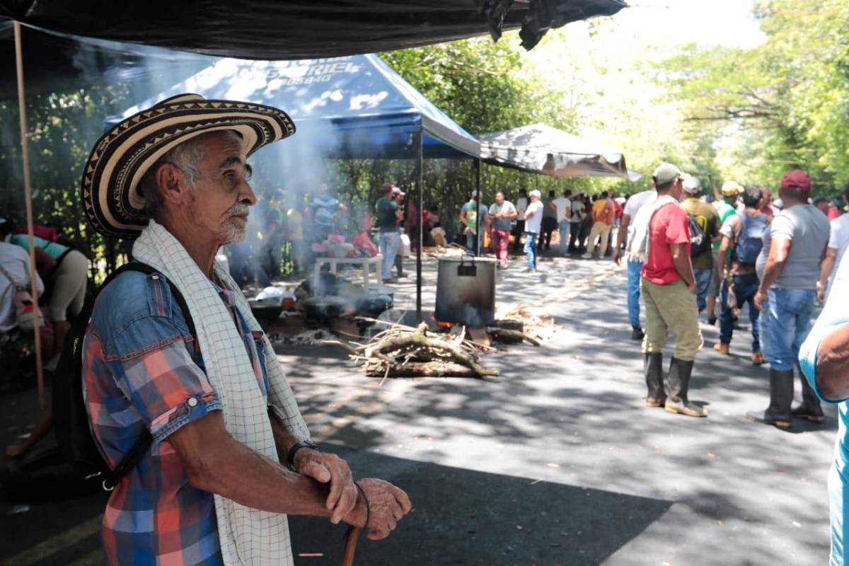 La comunidad que protesta reunió recursos para hacer un almuerzo comunitario, mientras espera los resultados de las conversaciones con el Gobierno Nacional. FOTO Carlos Velásquez