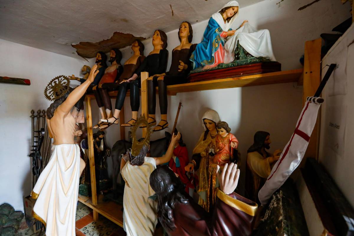 Los monumentos se encuentran arrumados en el interior de la parroquia, esperando ser algún día ser expuestos de nuevo. Foto: MANUEL SALDARRIAGA QUINTERO.