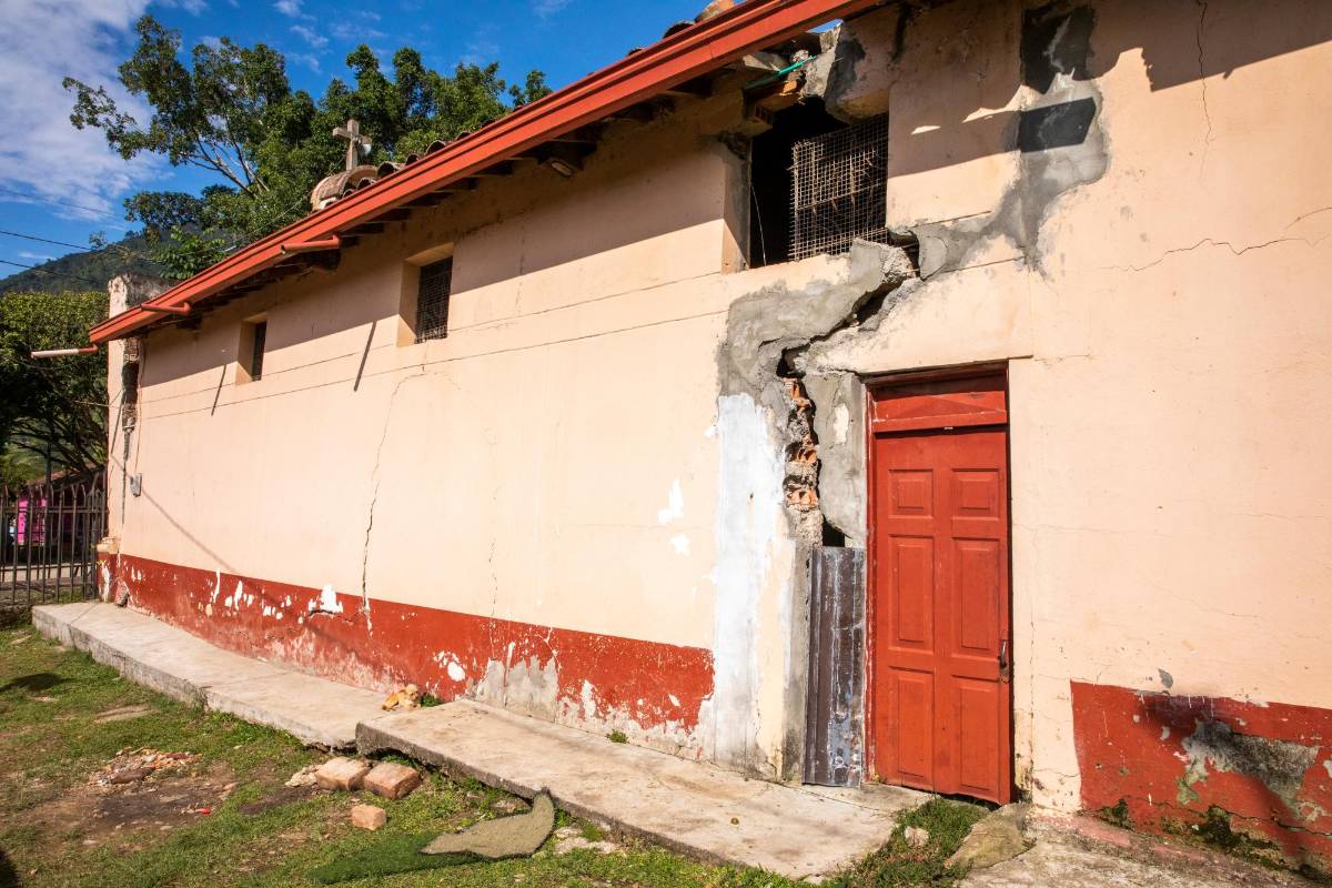 El secretario de Desarrollo Territorial de Fredonia, Giovanny Copete, indicó que tras una serie de informes técnicos realizados por el Dagran se detectó que este punto del corregimiento es afectado por el agua de escorrentía que llega de la parte alta del municipio. Foto: Carlos Velásquez