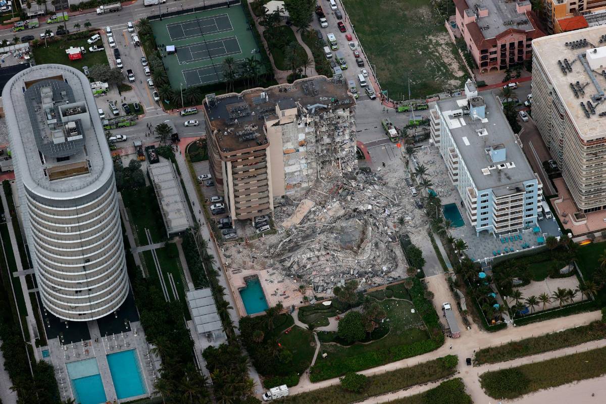 El edificio residencial de 12 plantas y 40 años de construcción se derrumbó por causas no determinadas. Foto AFP