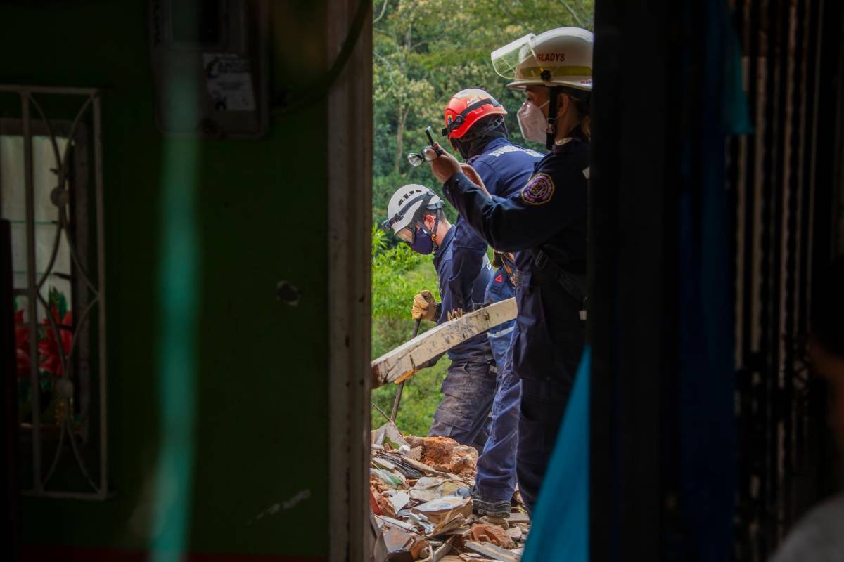 Un adulto mayor quedó bajo los escombros y fue rescatado con vida. Foto: Carlos Velásquez