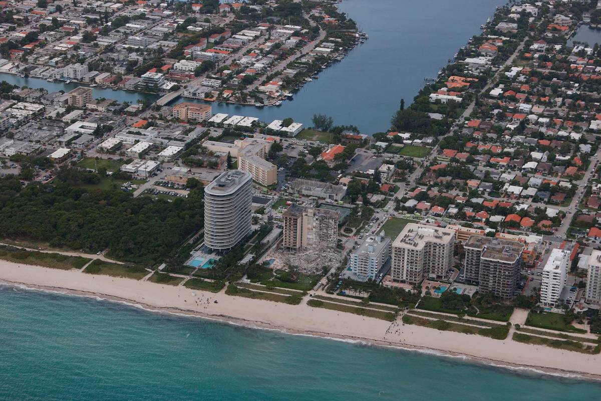 El edificio residencial de 12 plantas y 40 años de construcción se derrumbó por causas no determinadas. Foto AFP
