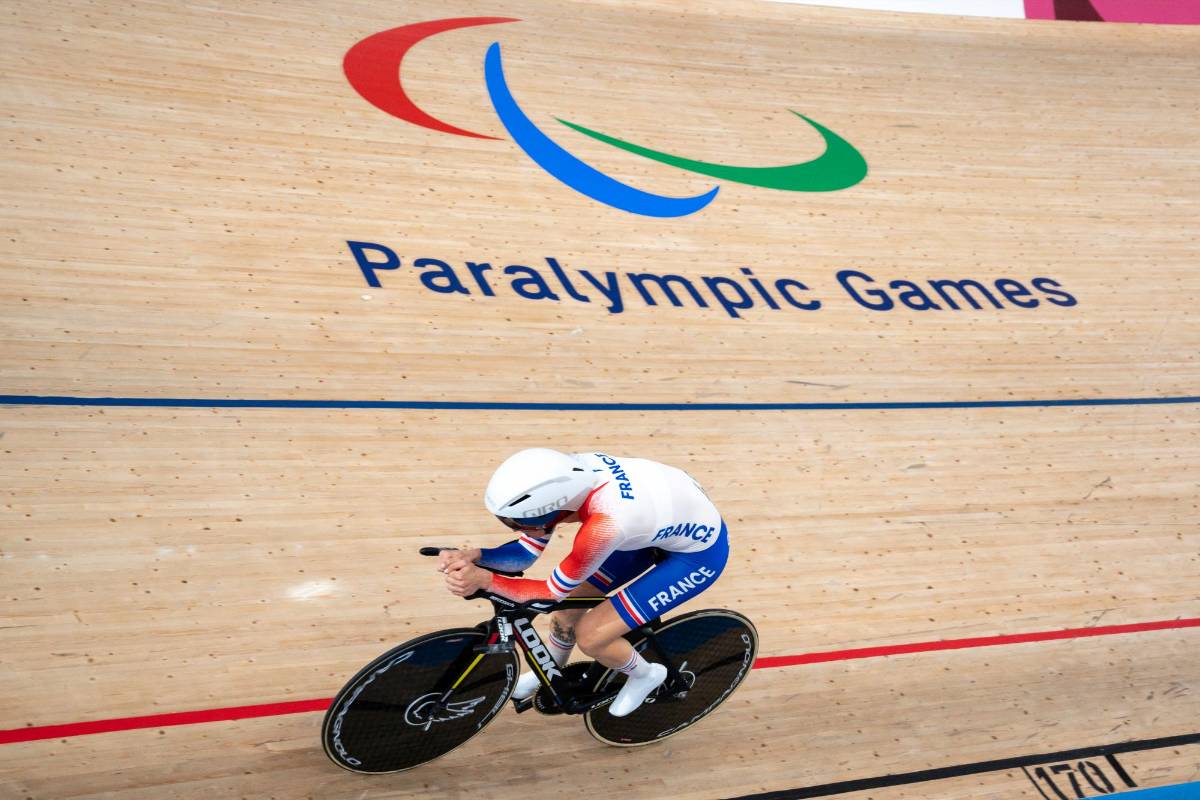 La francesa Marie Patouillet compite en el evento ciclista de persecución individual C5 3000m femenino. Foto AFP
