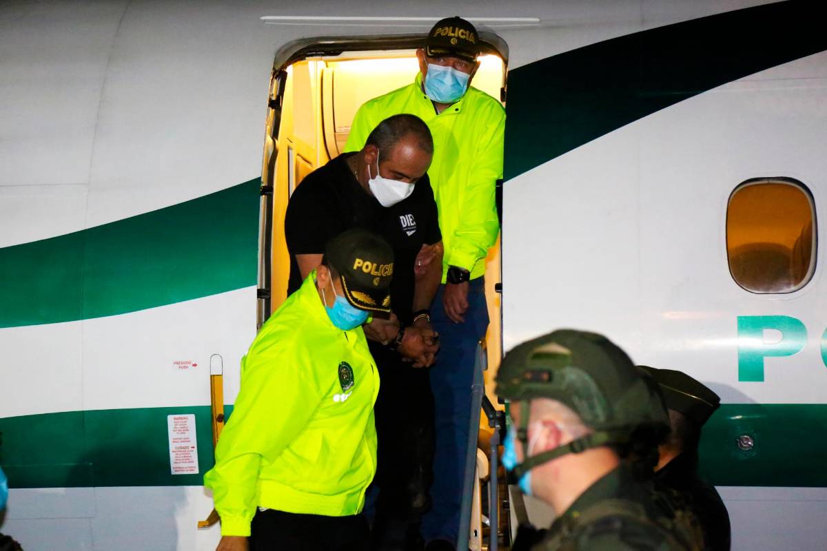 La llegada de Úsuga a la capital colombiana fue en un avión de la Policía Nacional, del que desciende fuertemente custodiado por miembros de la institución. Foto Cortesía Policía Nacional