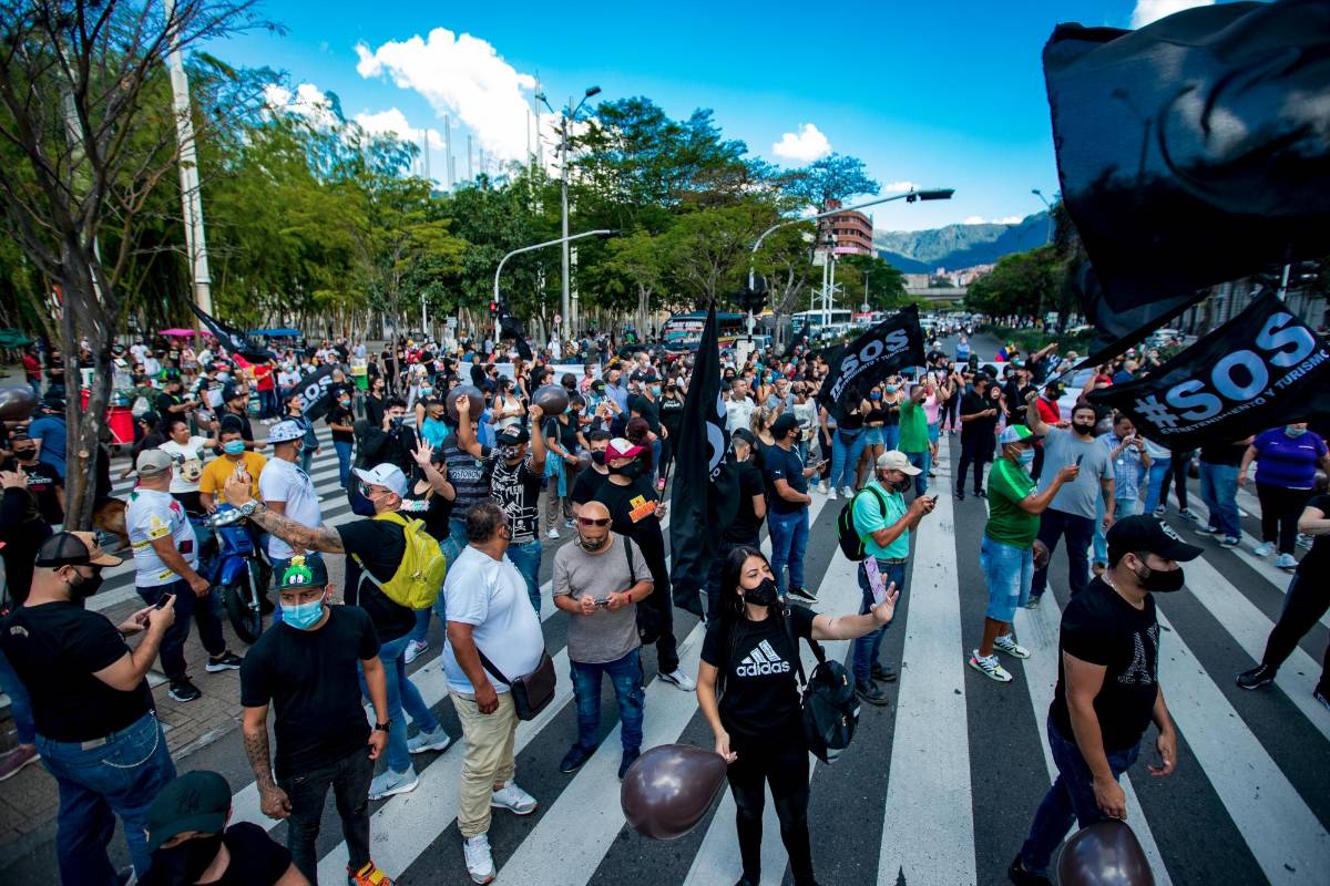 Comerciantes protestan en la calle San Juan y alrededores de La Alpujarra por nuevo toque de queda en Medellín. FOTO: Jaime Pérez