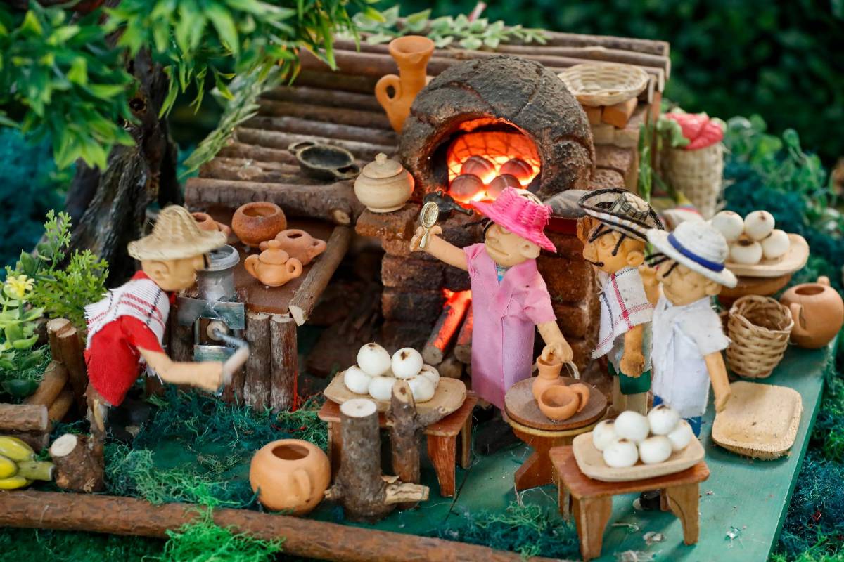 El pesebre refleja con detalle escenas típicas de la contidianidad antioqueña, como el asado de las arepas. Fotos Manuel Saldarriaga
