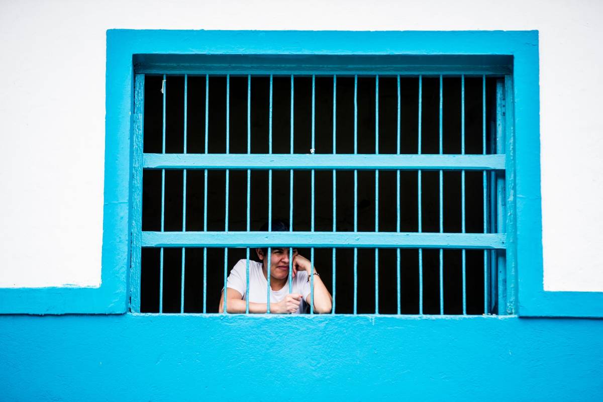 Ventanas pintadas de colores vivos son el centro de atracción en Manrique, comuna Nororiental. Los habitantes de estas casas viven felices por la admiración de sus vecinos. FOTOS JULIO CÉSAR HERRERA