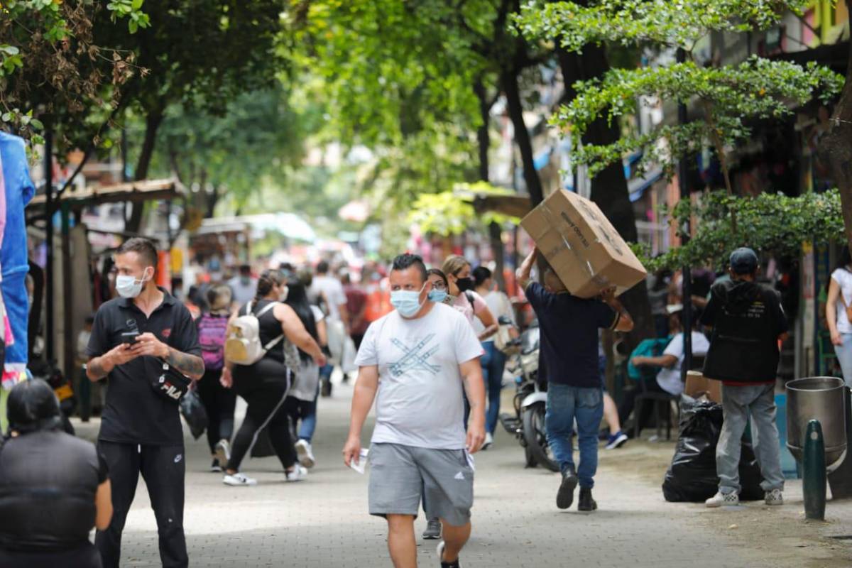 Desde muy temprano de hoy sábado la gente se volcó al centro de la ciudad para realizar compras. Foto: Camilo Suárez.