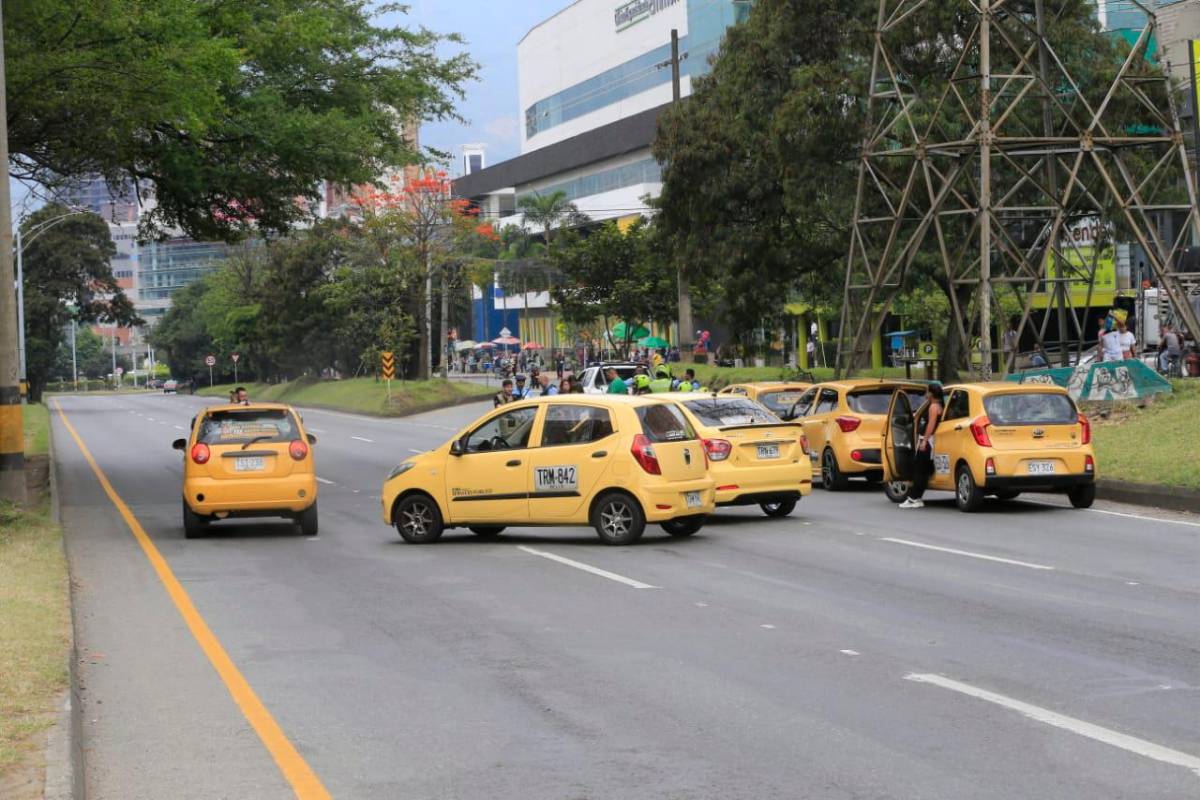 En el sur del Valle de Aburrá también se presentan bloqueos en los que las autoridades intentan mediar. FOTO: ESNEYDER GUTIÉRREZ