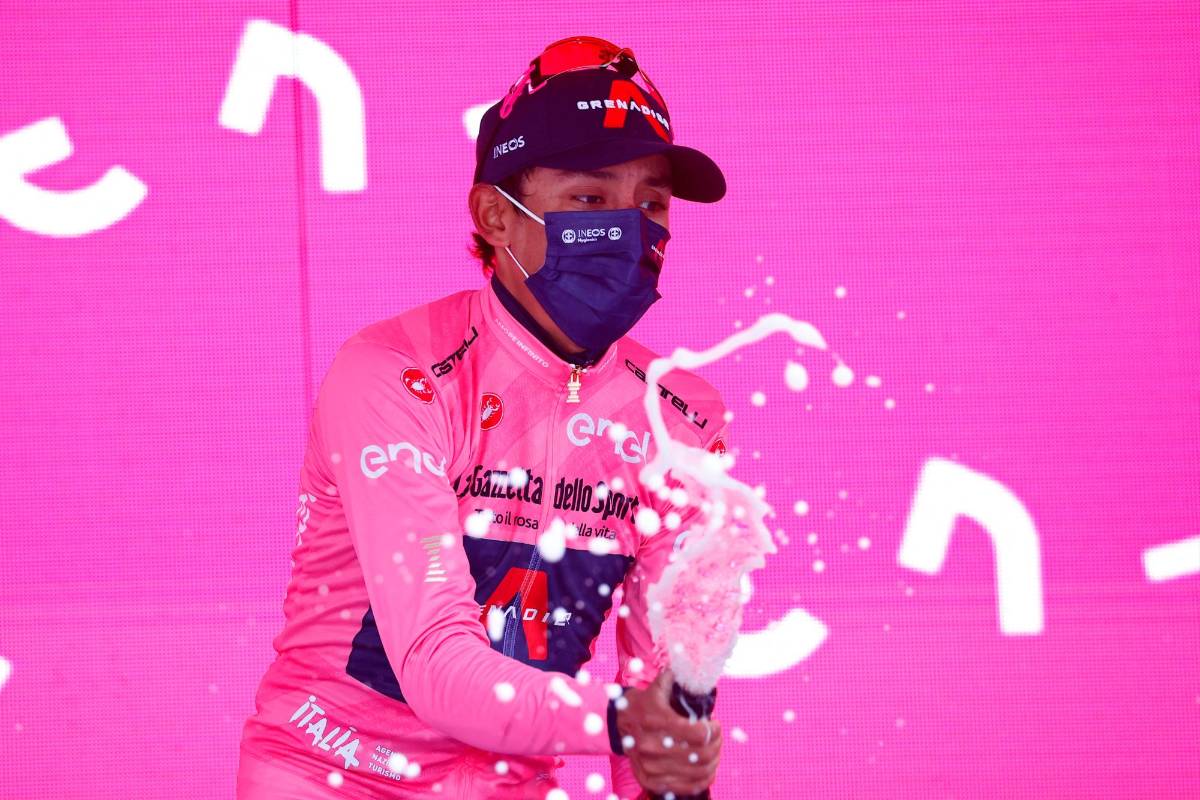 Quedan tres etapas de montaña y el cundinamarqués, campeón del Tour de Francia en 2019, se acerca más a su objetivo de ganar su primer Giro de Italia. Foto AFP