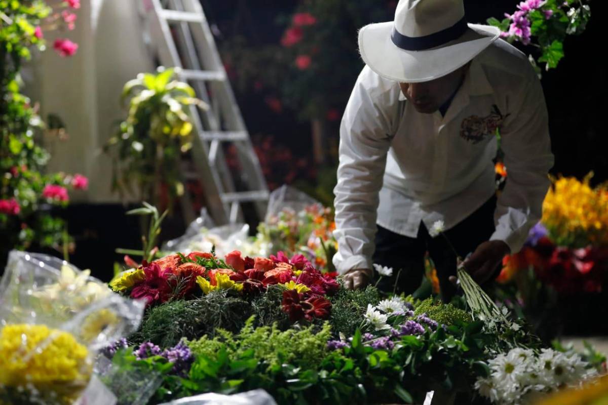Esta tradición familiar siempre es acompañada por comida y bebida en medio del trabajo de los silleteros. Foto: Camilo Suárez