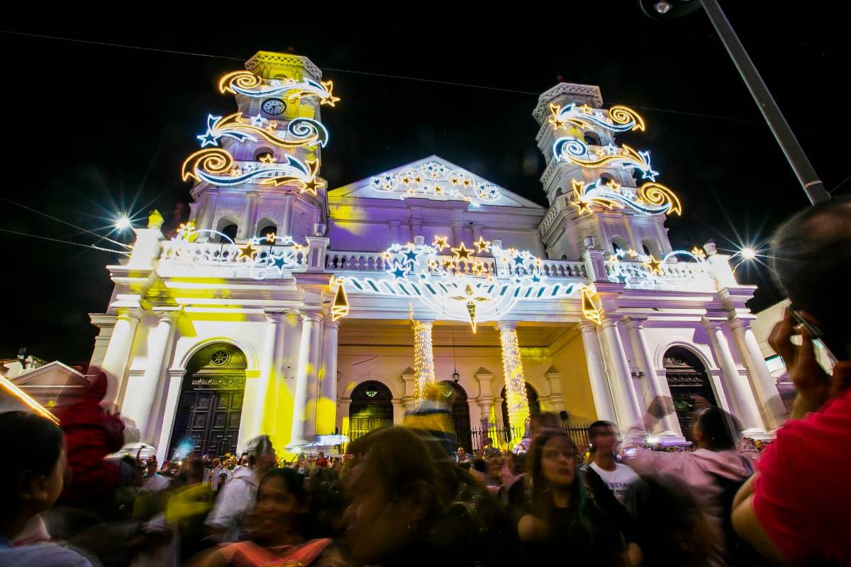 Familias enteras se dieron cita frente a la iglesia de la Ciudad Señorial para disfrutar de la ceremonia de inauguración y un show de luce. Foto: Esneyder Gutiérrez Cardona