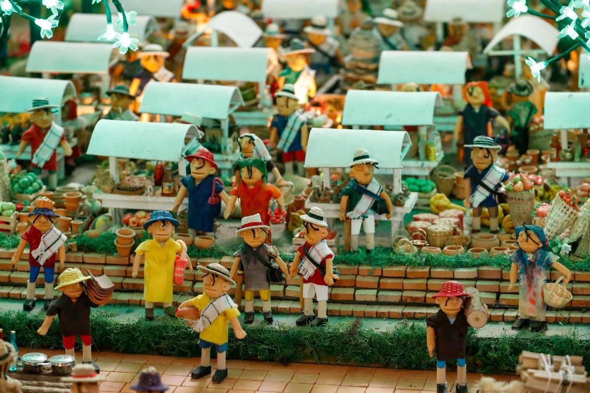 Son en total 2.100 habitantes los que pueblan la llamada Villa Navideña, muñecos a la escala de 1:20 fabricados en madera, tela y plastilina. Fotos Manuel Saldarriaga