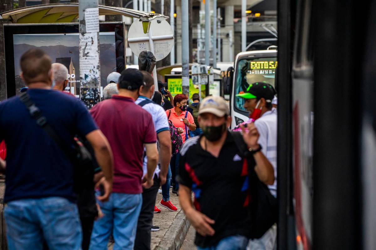 El sábado, primer día del toque de queda, se vieron largas filas en algunos paraderos del centro de la ciudad cerca al parque San Antonio. Foto: Carlos Velásquez