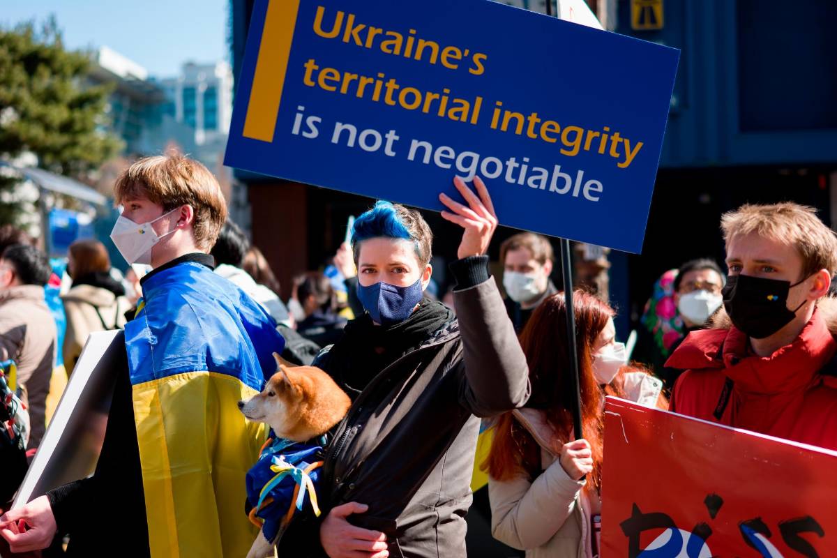Los manifestantes en Corea del Sur marcharon para apoyar Ucrania. Foto: Getty