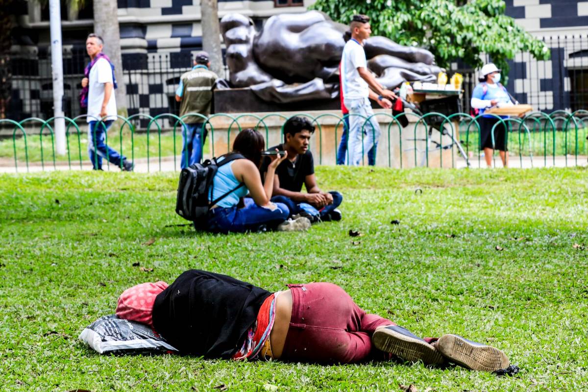 El parque Botero ha sido uno de los más afectados porque sus estructuras han sido desvalijadas y se lo ha ido tomando gran parte de la descomposición social. FOTO: JAIME PÉREZ