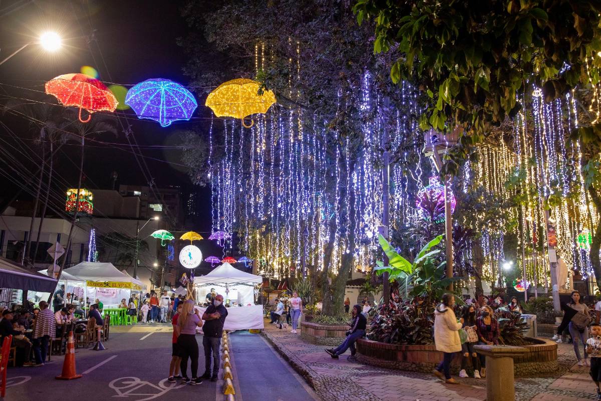 Visitantes y turistas disfrutan de las luces y regresan a casa con su tradicional fotografía de Navidad. Foto: Edwin Bustamante