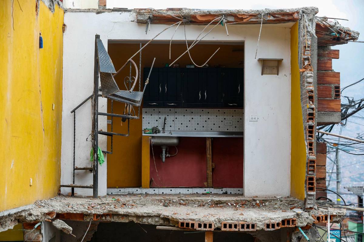 El primer y segundo pisos de la edificación sufrieron graves afectaciones que implicarán, posiblemente, que tenga que ser demolida. Foto: Manuel Saldarriaga Quintero.