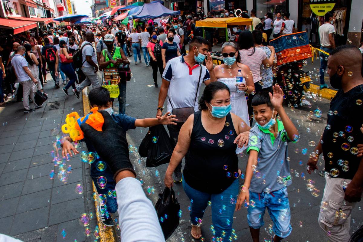 Un niño disfruta de una ráfaga de burbujas de jabón sobre la Calle 14 entre carreras 7 y 8 en Cali. Foto: Jaír Coll