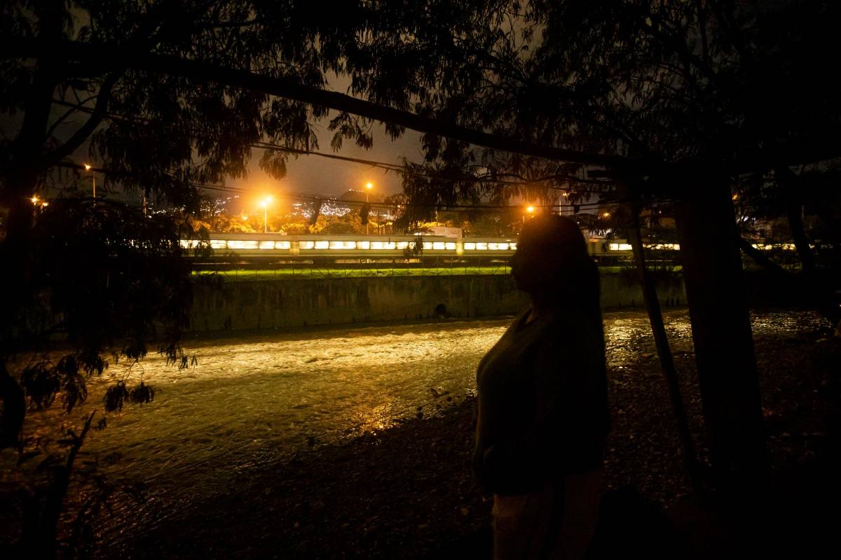 El metro pasa junto al barrio improvisado. FOTO: CARLOS VELÁSQUEZ