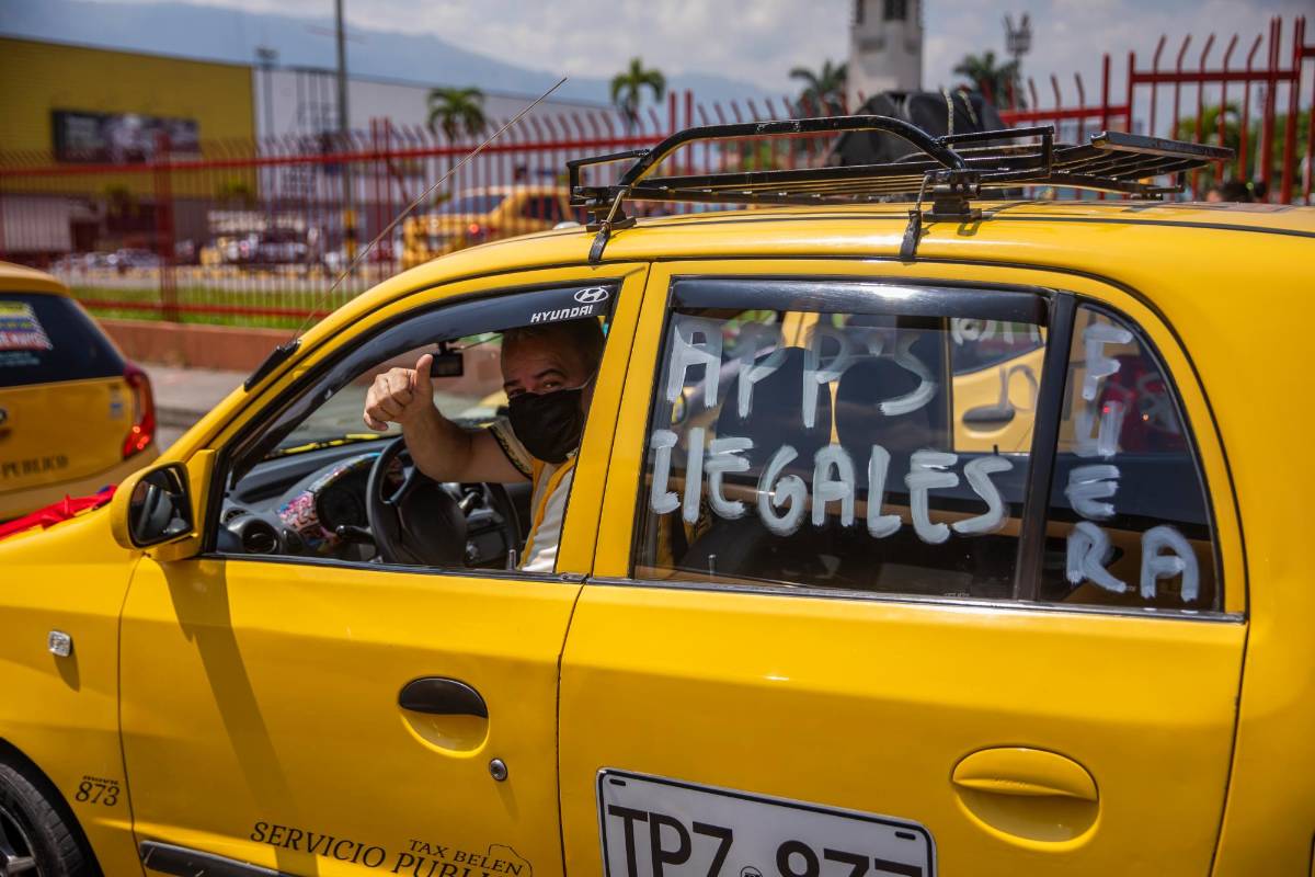 Desde Jumbo de la 65, en el occidente de Medellín, se inicio la movilización por diferentes calles de la ciudad. Foto: Carlos Velásquez