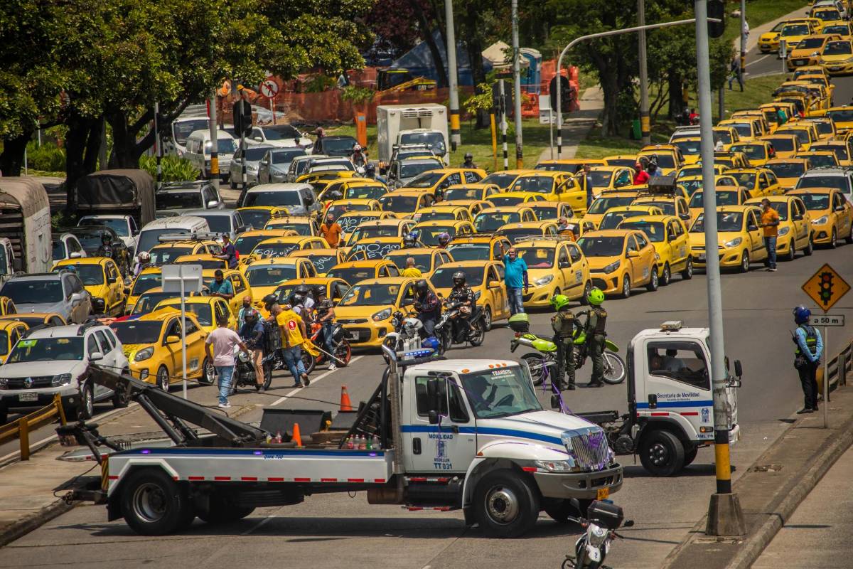Por la manifestación, la Secretaría de Movilidad de Medellín reportó cierres y tráfico reducido en la calle san Juan con Avenida del Ferrocarril, por lo que sugirió tomar rutas alternas. Foto: Carlos Velásquez
