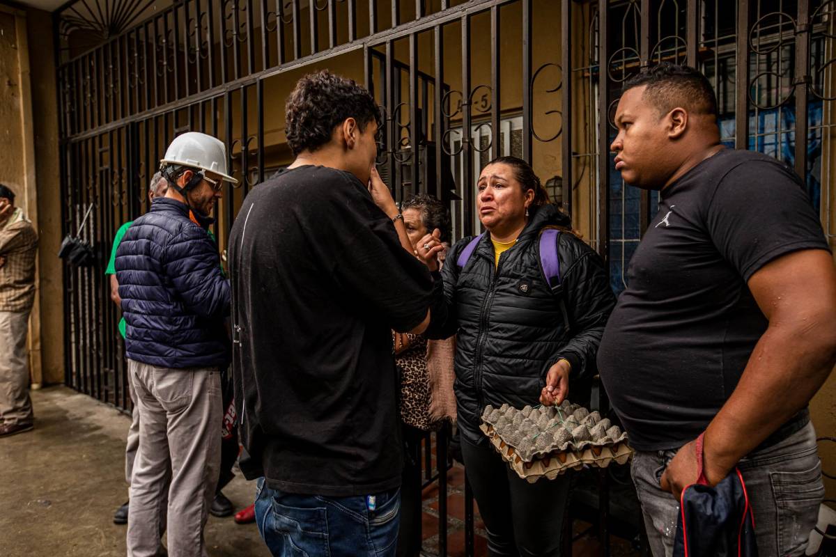 Un hombre de 70 años y su madre de 90, habitantes del último piso, se niegan a salir de su casa. FOTO CARLOS VELÁSQUEZ