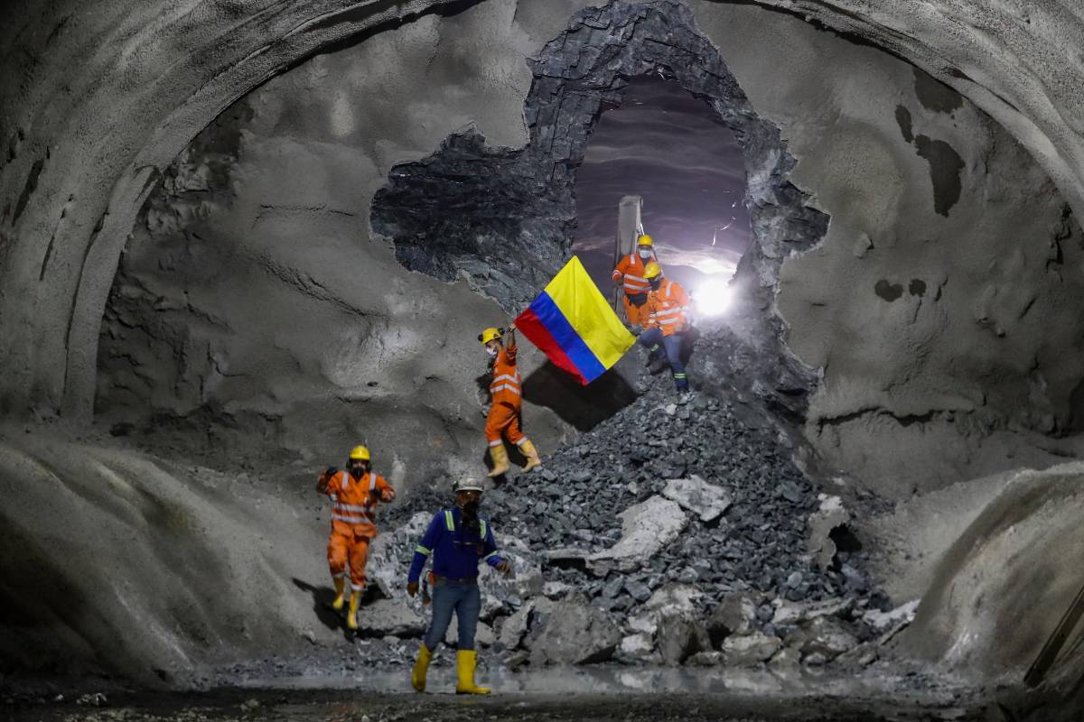 Ondeando la bandera de Colombia los trabajadores celebraron el hito constructivo. Foto Manuel Saldarriaga