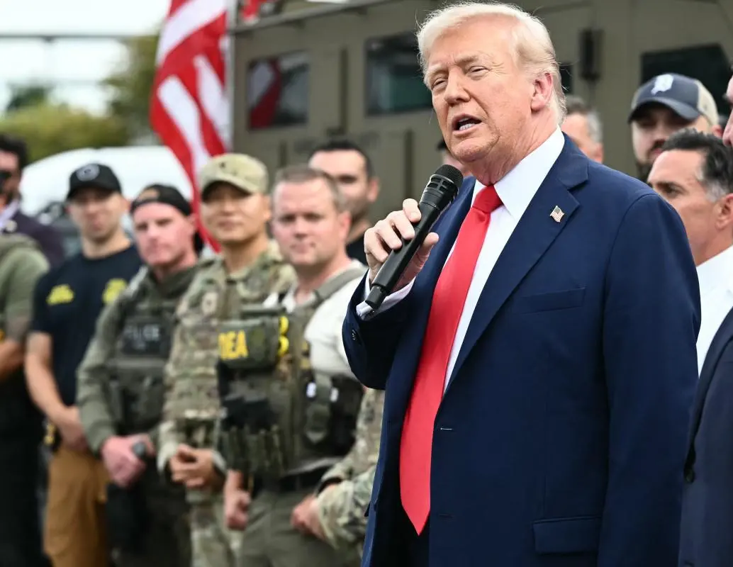 El presidente de EE. UU., Donald Trump, durante su visita a tropas federales en Washington D.C., donde anunció que patrullará las calles junto a los militares en el marco de la “emergencia criminal” que declaró en la capital. Imagen: Mandel NGAN / AFP.