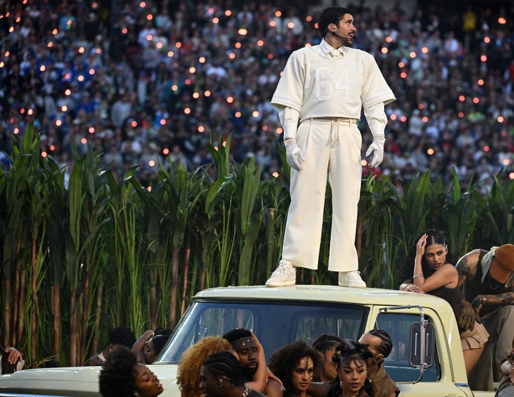 Bad Bunny durante su presentación en vivo. Este show de medio tiempo impulsó picos de reproducciones de su música en Colombia. FOTO AFP