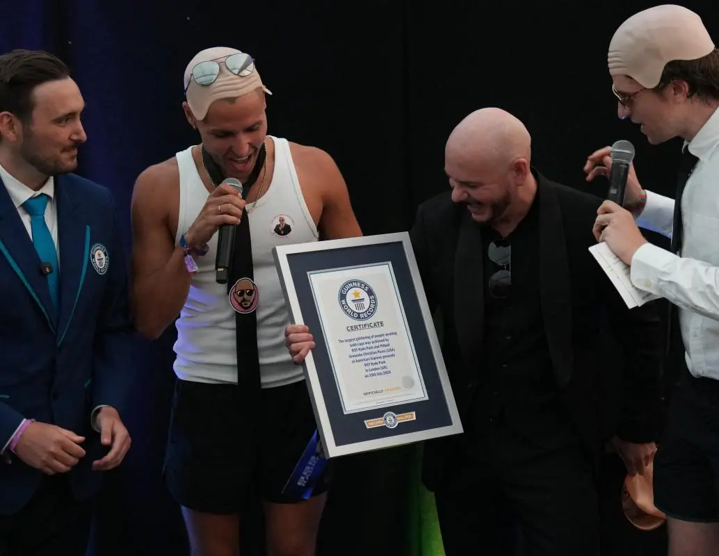 Pitbull recibió el certificado de Guinness World Records tras reunir a 22.141 personas con calvas postizas antes de su concierto en el BST Hyde Park de Londres, el 10 de julio. FOTO: AFP. 