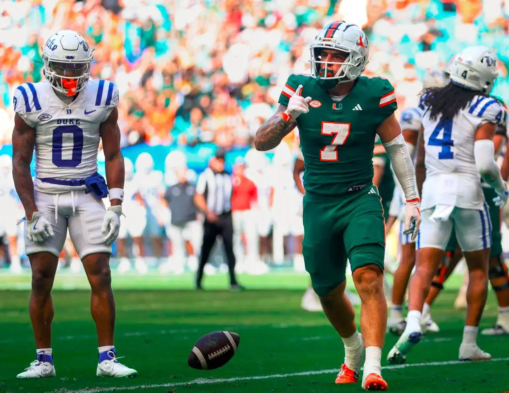 Xavie Restrepo se destacó con los Miami Hurricane en el fútbol americano universitario lo que le valió su llegada a la NFL. FOTO @The33rdTeamFB