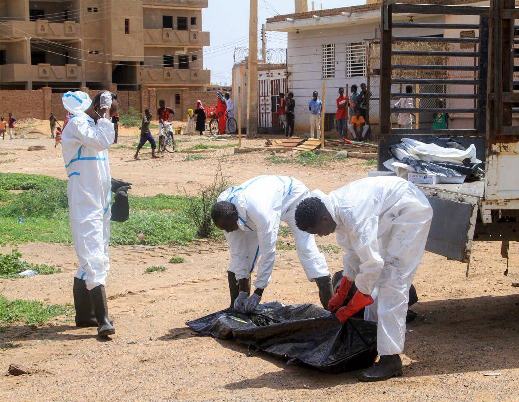 Integrantes de la Media Luja Roja sudanesa en un cementerio local. FOTO: AFP