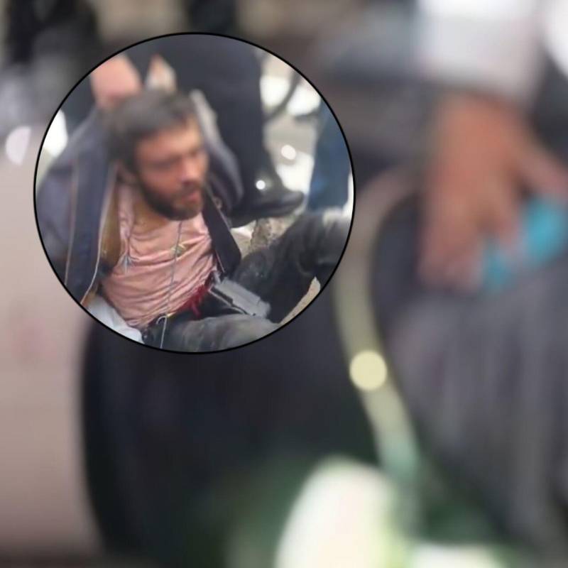 El habitante de calle fue detenido por la Policía en medio de una comunidad que buscó lincharlo por lo sucedido. Fotos: Captura videos redes sociales