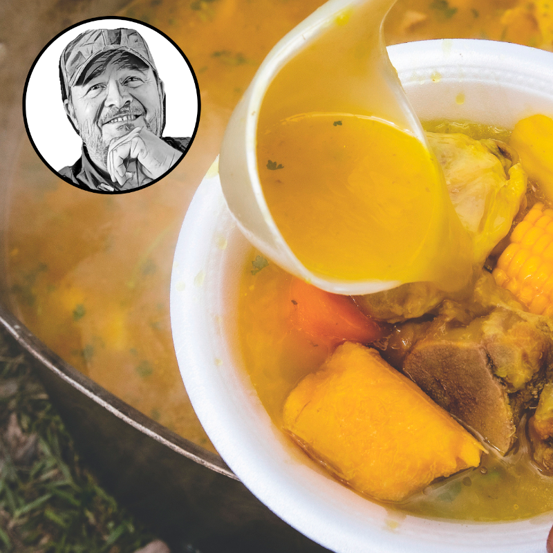 Cuenta Álvaro Molina que el sancocho colombiano no existe porque cada región tiene el suyo, pero nada más delicioso que probarlos todos y mejor si es en paseo de olla. FOTO Julio Herrera